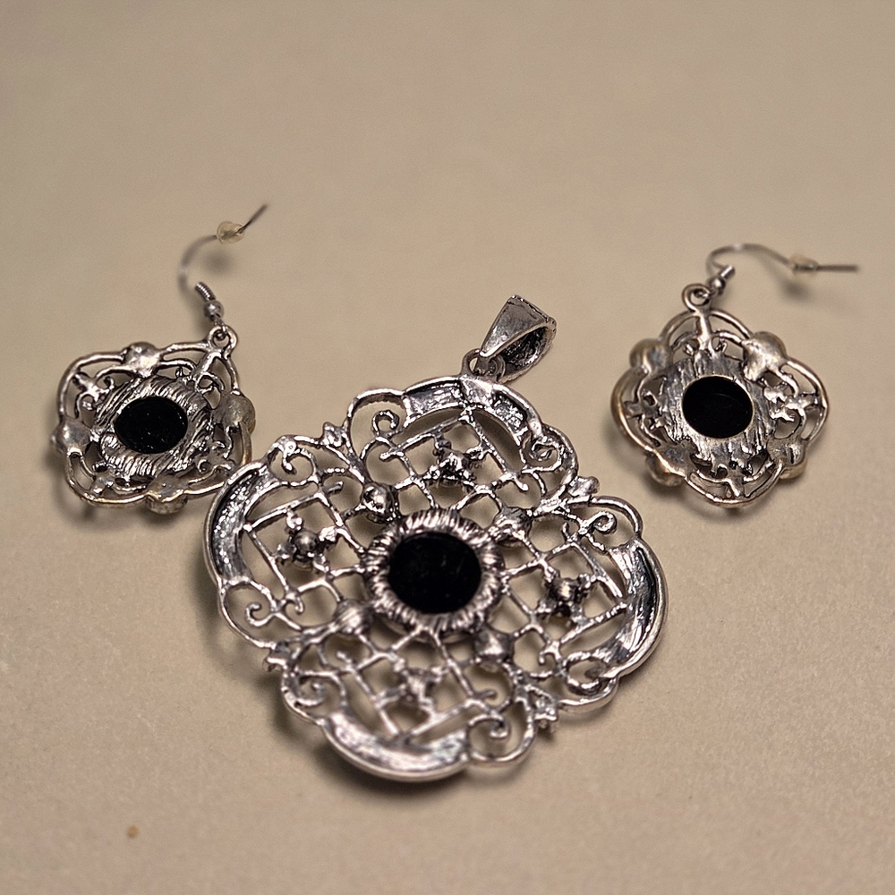 Silver & Black Vintage Look Pendant & Earrings Set - Picture 4 of 4